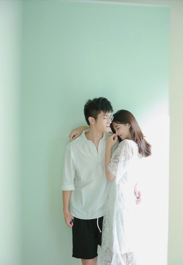 贝索斯53岁未婚妻罕见跟哈里同框，还盛赞了王子，双双获奖惹争议